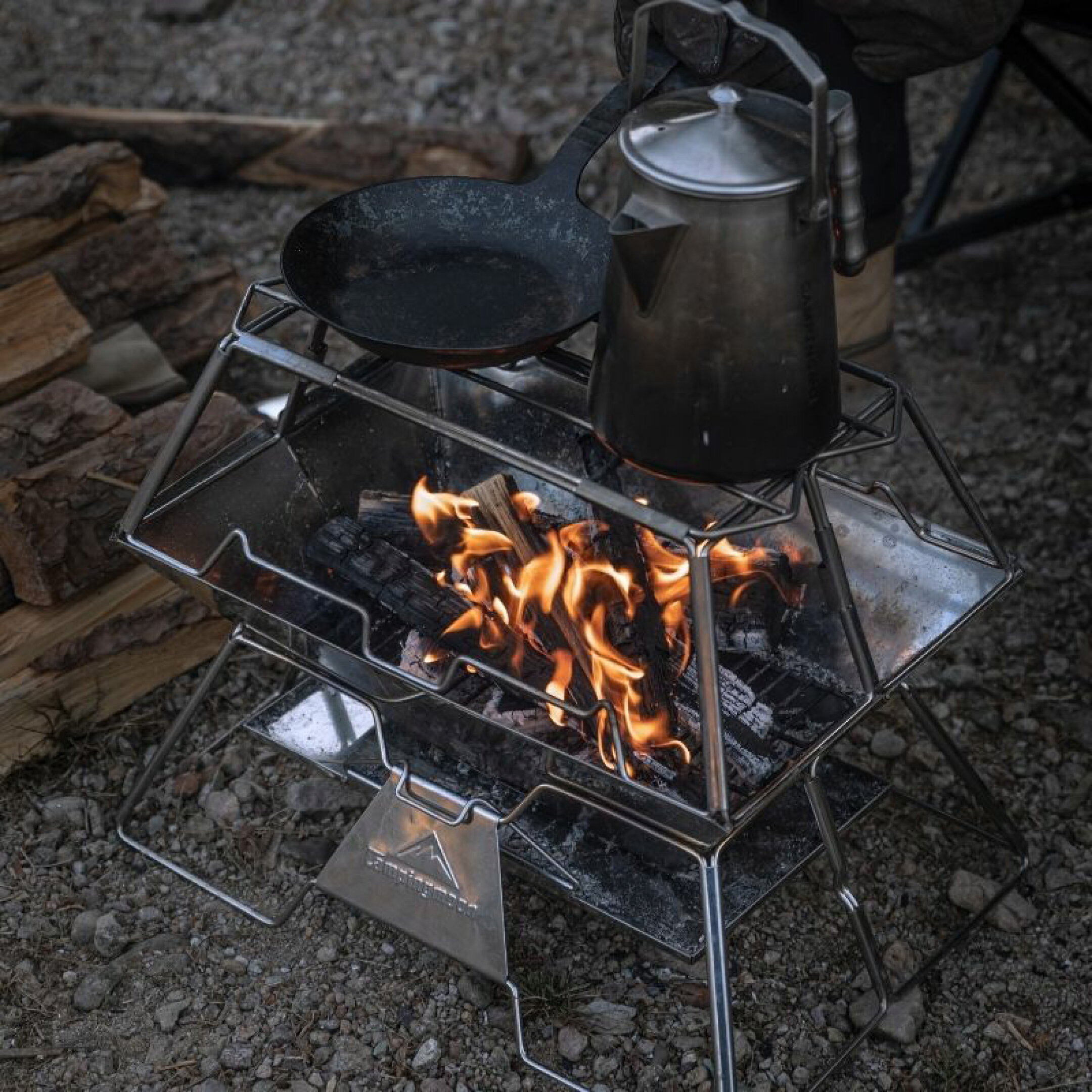 キャンピングムーン 焚き火台 MT-3 使用例 ＞