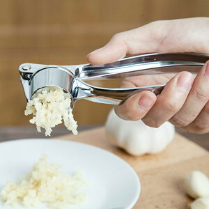 軽量改良版 にんにく潰し ニンニク 潰し器具 ガーリックプレス 女性でも簡単 ニンニククラッシャー にんにく絞り 便利 安心 安全 キッチングッズ 料理グッズ 潰す 絞る 片手 洗える ニンニ