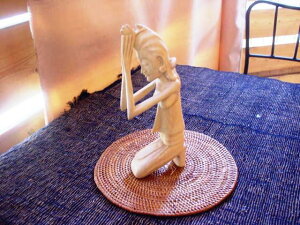 木彫り人形 木製 ソノ 無垢 インテリア バリ風 お祈りスタイル 人形 木彫り 女性 アジアン バリ モダン リゾート ディスプレイ ウッドインテリア アジアン雑貨 バリ雑貨 セレモニー 女 バリ