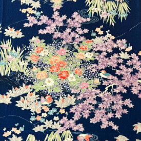 ★48％OFF★【中古】紺色地にオシドリや花々が描かれた着物はぎれ