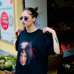 楽天市場 レオンtシャツ マチルダ Tシャツ 映画tシャツ Leon Nycxparys エヌワイシーバイパリ マチルダ フェイス ビッグtシャツ ナタリーポートマン 輸入 ユニセックス パンク ロック ファッション 半袖 ブラック 黒 ブランド メンズ モード系 V系 ストリート 夏
