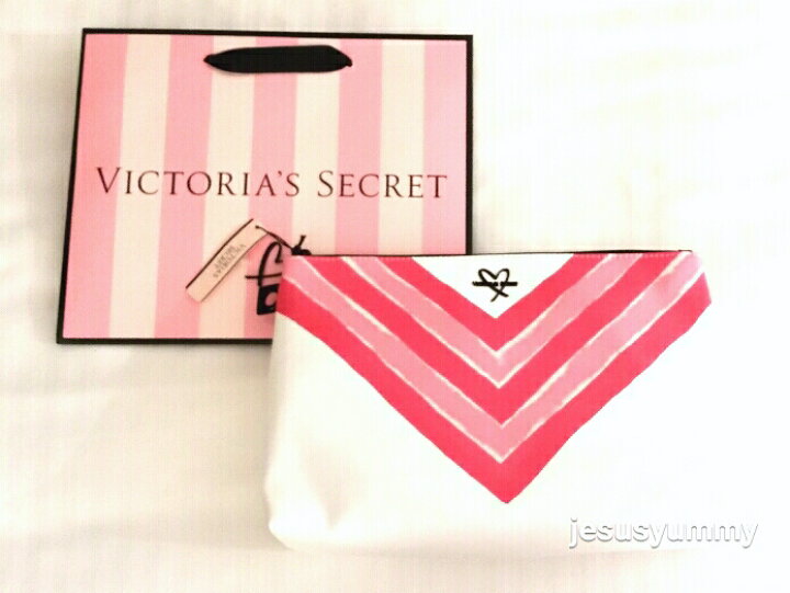 楽天市場 アウトレット Usa輸入 Victria S Secret ヴィクトリアズ シークレット ポーチ Lサイズ ピンク ストライプ 手書き風 化粧ポーチ メイクアップポーチ ロゴ ハートファスナーチャーム ショップバッグ付き ヴィクシー 若干のシミあり ｊｅｓｕｓ ｙｕｍｍｙ