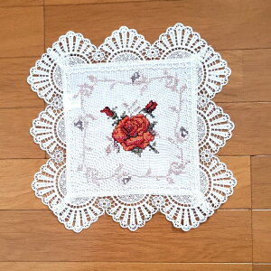 【エストニア輸入】花瓶敷き テーブルクロス 約28×28cm ホワイト レッド 薔薇 花柄 刺繍  テーブルセンター  【ネコポス・ゆうパケット対応】