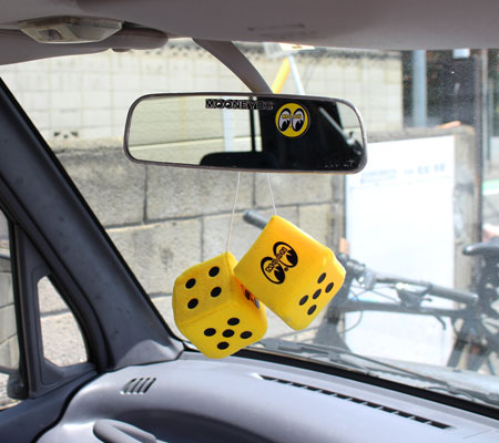 楽天市場 ムーンアイズ ファジーダイス サイコロ ダイス カーアクセサリー カー用品 ルームミラー 飾り 車 ハンギングファジーダイス おしゃれ ホットロッド アメリカ Mooneyes Ca Mg878 Mon U S Junkyard