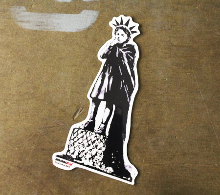 楽天市場 バンクシー ステッカー シール パソコン ウォールステッカー おしゃれ かっこいい スーツケース インテリア アウトドア キャンプ 車 Brandalised Banksy Liberty Girl サイズxl メール便ok Sc Bnk014xl Gen U S Junkyard