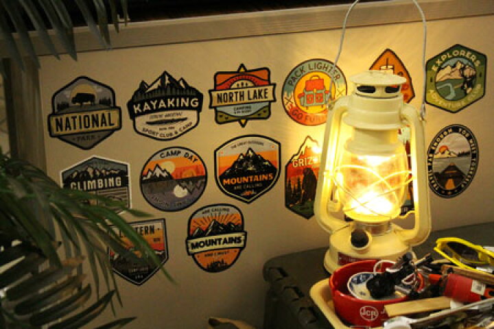 楽天市場 ステッカー アウトドア アメリカン おしゃれ スーツケース 車 バイク かっこいい キャンプ Vintage Outdoor Budges ランタン Lantern メール便ok Sc Vob014 Ahd U S Junkyard