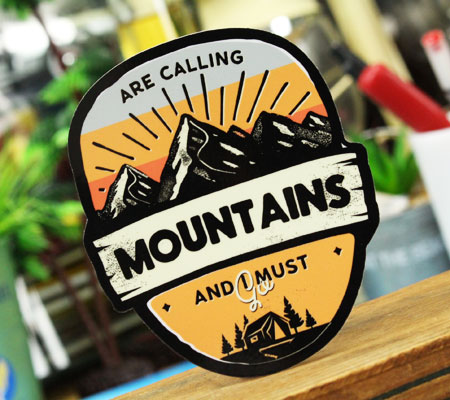 楽天市場 ステッカー アウトドア アメリカン おしゃれ スーツケース 車 バイク かっこいい キャンプ Vintage Outdoor Budges 山 Mountains Are Calling メール便ok Sc Vob009 Ahd U S Junkyard