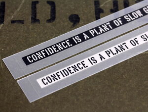 アメリカンミリタリーステンシル転写ステッカー 「信頼とはゆっくりと育つ木である」 カーステッカー 【メール便OK】_SC-PST057-SXW