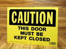 サインプレート 看板 標識 CAUTION 警告 このドアは閉めておかなければなりません アメリカ アメリカン雑貨＿SP-HK559-MON