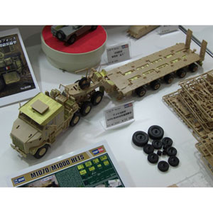 【再生産】1/35 アメリカ陸軍 M1070/M1000 重装備運搬車【85502】 プラモデル ホビーボス 軽装甲機動車