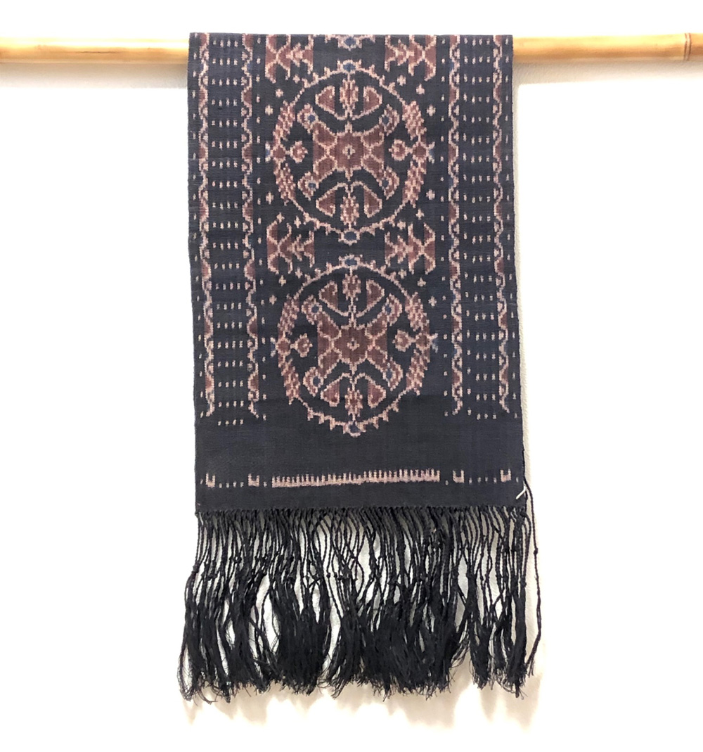 お見舞い 特別セーフ 手で紡いだ糸を天然染料で染め 織り上げた本物イカットです インドネシアのフローレス島イカット 型番3010 フローレス島のイカット