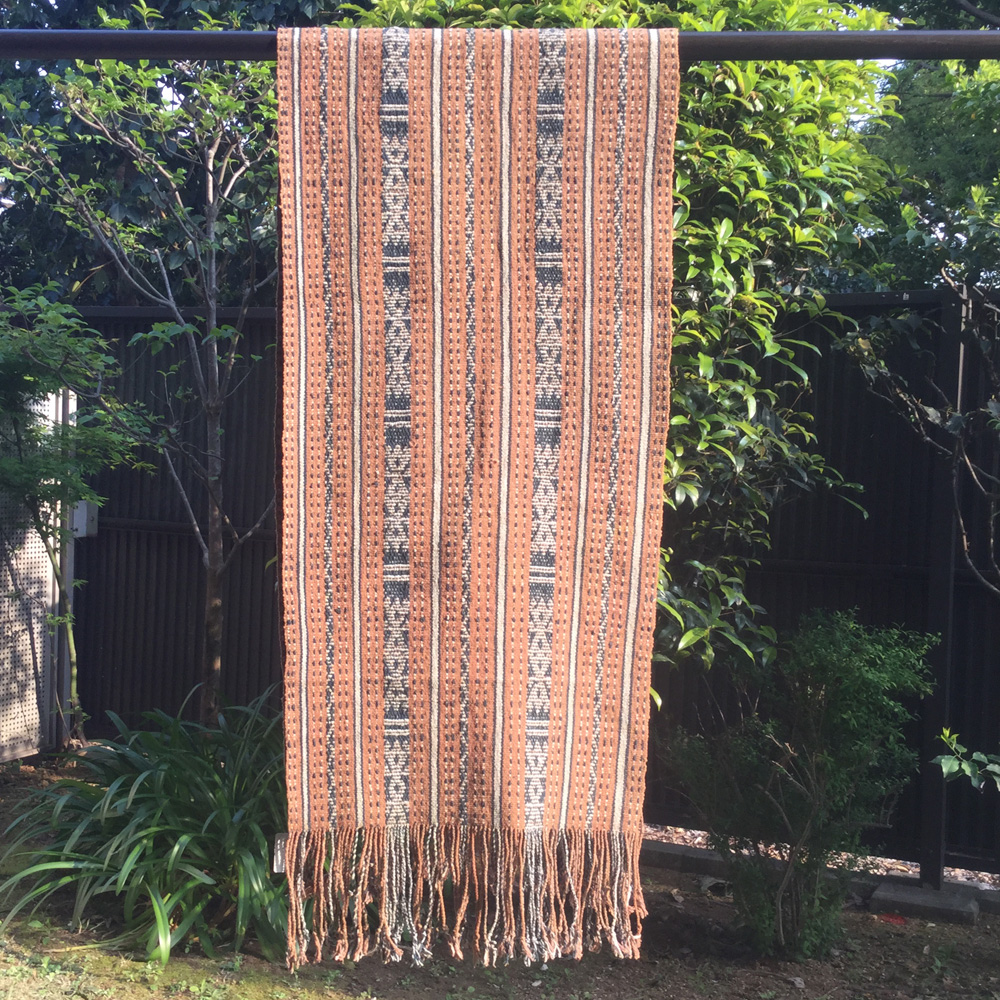 永遠の定番 手で紡いだ糸を天然染料で染め 今だけスーパーセール限定 織り上げた本物イカットです インドネシアのティモール島イカット ティモール島のイカット 型番6015