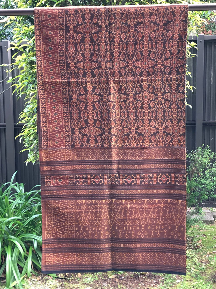 手で紡いだ糸を天然染料で染め 織り上げた本物イカットです 完成品 プレゼント インドネシアのフローレス島イカット フローレス島のイカット 型番3011