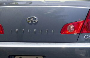 【V35系後期スカイライン セダン】リア「INFINITI」文字 エンブレム (インフィニティマークは別売) 海外仕様純正部品
