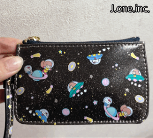 【メール便送料無料】SANRIO/サンリオマムアン×ハローキティコラボミニポーチ宇宙本革牛革日本製ハンドメイドかわいいタイキャラクターグッズ小物入れ公式大人