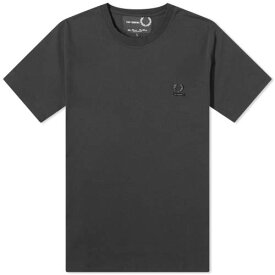 フレッドペリー Tシャツ 黒色 ブラック メンズ 【 FRED PERRY FRED PERRY X RAF SIMONS ENAMEL PIN T-SHIRT / BLACK 】 メンズファッション トップス カットソー