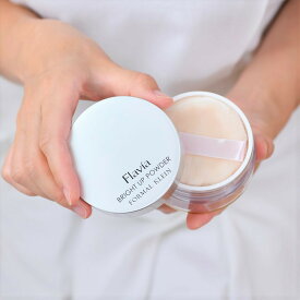 フラビア ブライトアップパウダー 25g フェイスパウダー ★ ツヤ肌 艶肌 崩れない カバー力 顔 皮脂吸収 容器 ケース パフ付き シルク なめらか ヒアルロン酸 高濃度 フラバンジェノール 配合 保湿 敏感肌 乾燥 うるおい