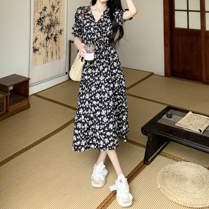 楽天市場】花柄ワンピース Vネック 全2色 パフスリーブ 黒 ティアード 