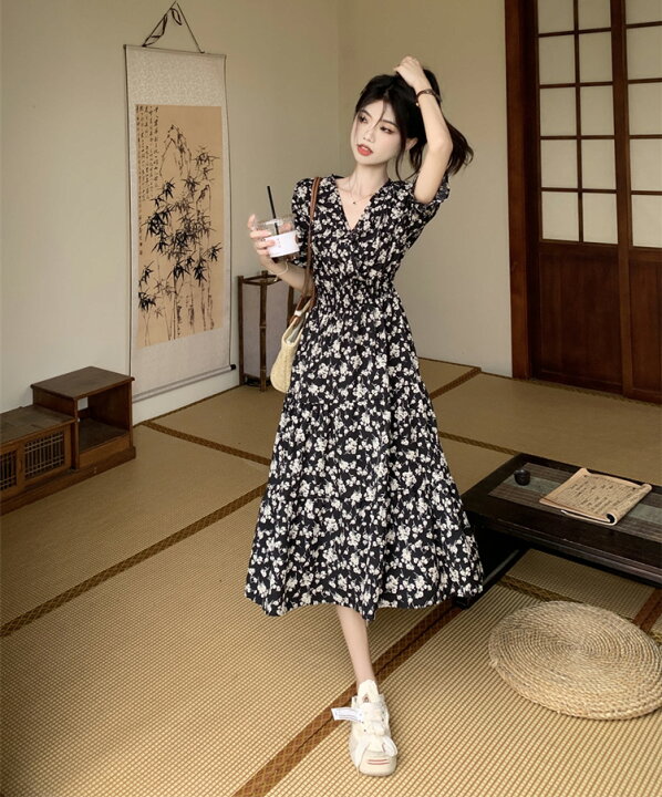 楽天市場】花柄ワンピース Vネック 全2色 パフスリーブ 黒 ティアード 