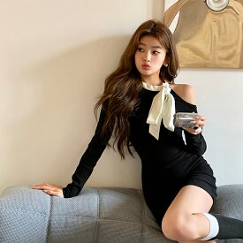 オープンショルダー ワンピース タイト 長袖 ブラックワンピ ミニ丈 セクシー リボン かっこいい 二次会 同窓会 ハロウィン パーティー 春 夏 秋 冬 トレンド 韓国ファッション 大人カジュアル デイリー おしゃれ シンプル【ko5610140】