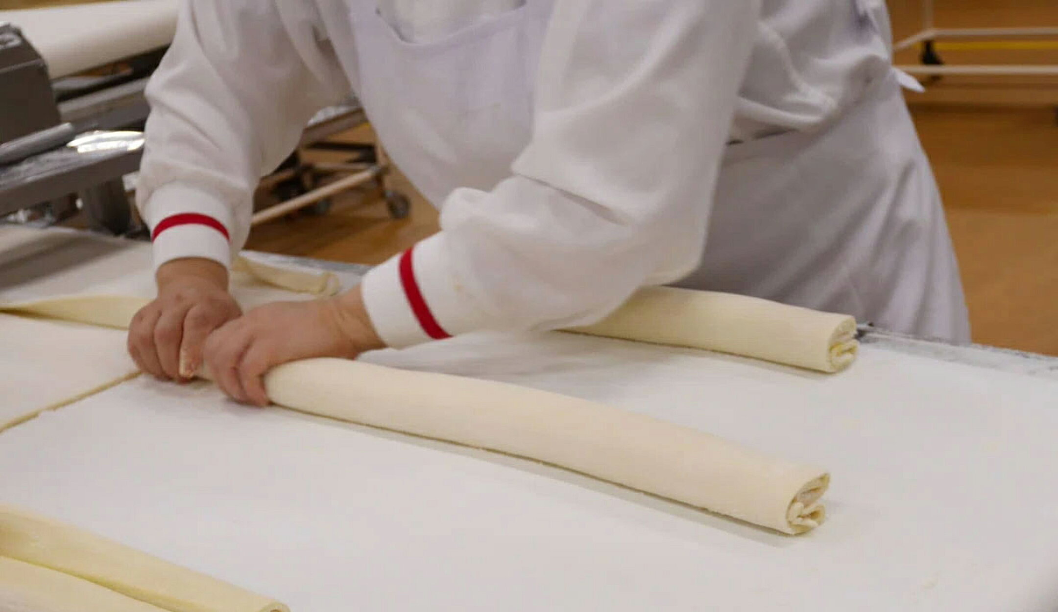 生地作りから手作業で。