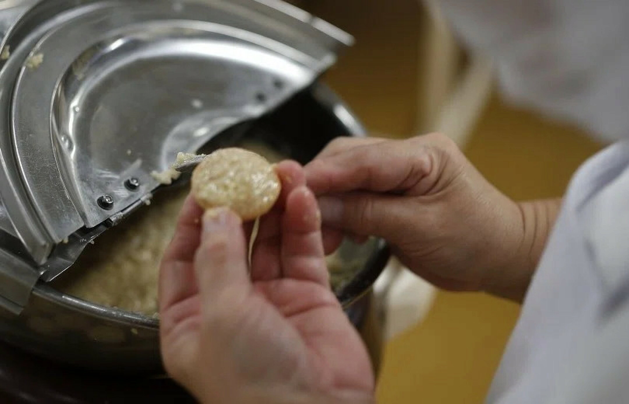 ひとつひとつ手作業で。