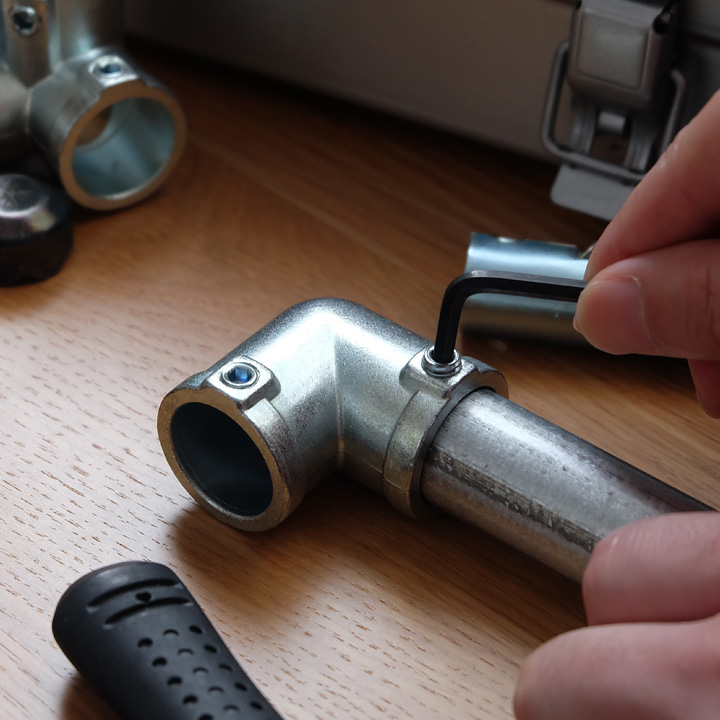 4mm六角レンチ対応「DIY-ID パイプクランパー L型 直径25.4mmパイプ用」 | ポストと表札のジューシーガーデン
