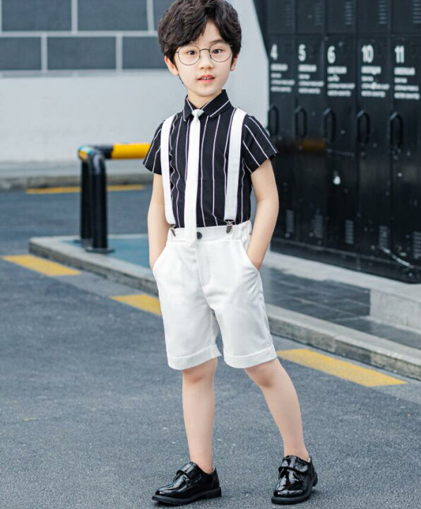 楽天市場 子供服 半袖スーツ4点セット キッズ 男の子 ダンス衣装 半袖シャツ 半ズボン サスペンダー 蝶 ネクタイ 可愛い 子ども礼服 夏用 ストライプ黒シャツ 白いショートパンツ 結婚式 パーティー フォマールウェア 発表会 イベント 学園祭 ステージ衣装 紳士服