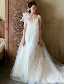 花びら ロング マキシ丈 ウェディングドレス 森ガール系 ゆったり ウエディングドレス ストラップ キャミソール 右肩に造花 フリル 後ろが長い トレーン フリル ドレス 裾にお花 ふわふわ 可愛い スイート 結婚式 披露宴 ドレス パーティー ドレス ホワイト