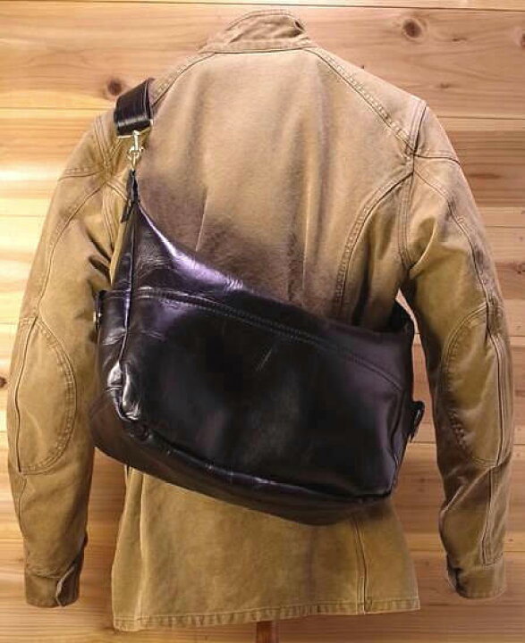 楽天市場】【STANDARD MOTORCYCLE LEATHERS スタンダードレザー】 高級 オールレザー製 肉厚 カウハイド 片面 ダイヤモンド キルティング パッド ステッチ 仕様 ライダース 中型 ショルダーバッグ 「Mサイズ」 (ブラック) 牛革 茶芯黒 バイカー ボディバッグ 本革 レザー ...