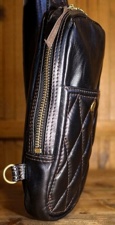 楽天市場】【STANDARD MOTORCYCLE LEATHERS スタンダードレザー】 高級 オールレザー製 肉厚 カウハイド ダイヤモンド キルティング パッド ステッチ 仕様 ライダース 肩掛け ワン ショルダーバッグ ボディバッグ 「Sサイズ」 (ブラック) 牛革 茶芯黒 黒 バイカー 本革 ...