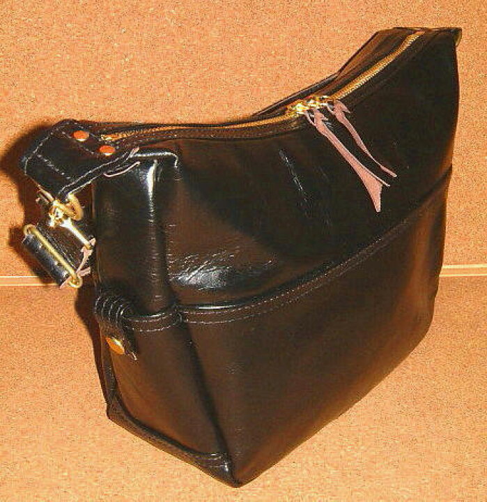 楽天市場】【STANDARD MOTORCYCLE LEATHERS スタンダードレザー】 高級 オールレザー製 肉厚 カウハイド ライダース 中型 ショルダーバッグ 「Mサイズ」 (BLACK/ブラック) 牛革 茶芯黒 バイカー ホットロッド 高橋 made in 奥多摩 本革 レザーバッグ バイカーズ ボディ ...