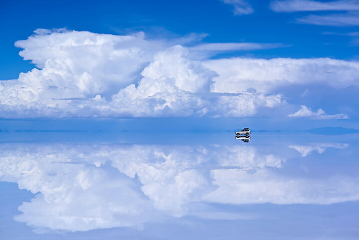 楽天市場 オーダー壁紙 壁紙 写真 ボリビア ウユニ塩湖 空 雲 スカイ 湖 車 絶景 おしゃれ 綺麗 自然 癒し 貼りやすい 防カビ 日本製 国産 リメイク 模様替え 店舗 内装 部屋 寝室 キッチン リビング トイレ 風景 景色 かべがみはるこ そらのした Premium