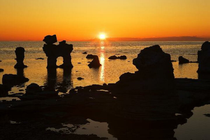楽天市場 風景 景色 自然の壁紙 輸入 カスタム壁紙 Photowall Sunset Over Rocky Outcrops At Sea E099 貼ってはがせるフリース壁紙 不織布 海外取り寄せのため1カ月程度でお届け 代引き 後払い不可 壁紙 屋本舗 カベガミヤホンポ