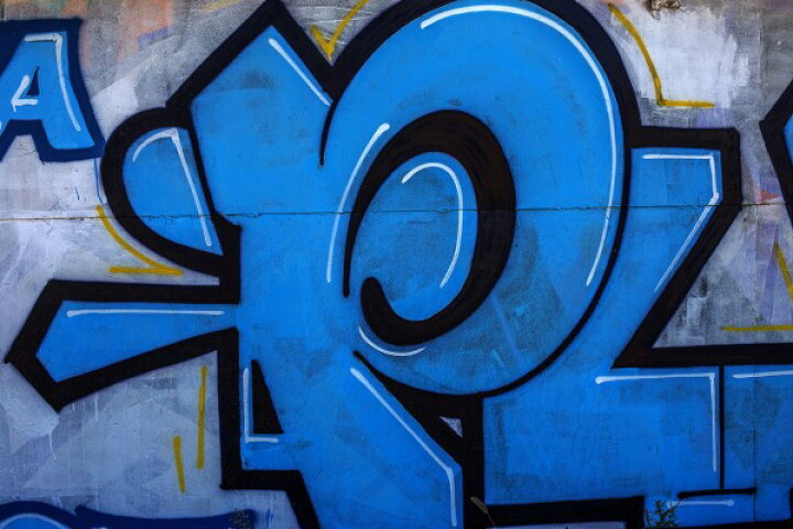 楽天市場 タイポグラフィー 文字 グラフィティーアートの壁紙 輸入 カスタム壁紙 Photowall Blue Detail From Graffiti Wall E 貼ってはがせるフリース壁紙 不織布 海外取り寄せのため1カ月程度でお届け 代引き 後払い不可 壁紙屋本舗 カベガミヤ