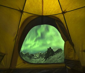風景 景色 自然の壁紙 輸入 カスタム壁紙 PHOTOWALL / Aurora Borealis Seen from Tent, Alaska (e31087) 貼ってはがせるフリース壁紙(不織布) 【海外取り寄せのため1カ月程度でお届け】 【代引き・後払い不可