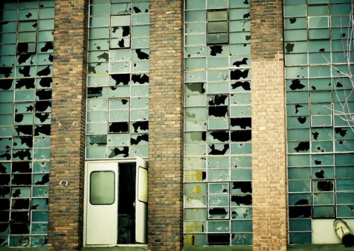 楽天市場 建物 建築 窓 ガラス 廃墟の壁紙 輸入 カスタム壁紙 Photowall Broken Factory Glasses 貼ってはがせるフリース壁紙 不織布 海外取り寄せのため1カ月程度でお届け 代引き 後払い不可 壁紙 屋本舗 カベガミヤホンポ