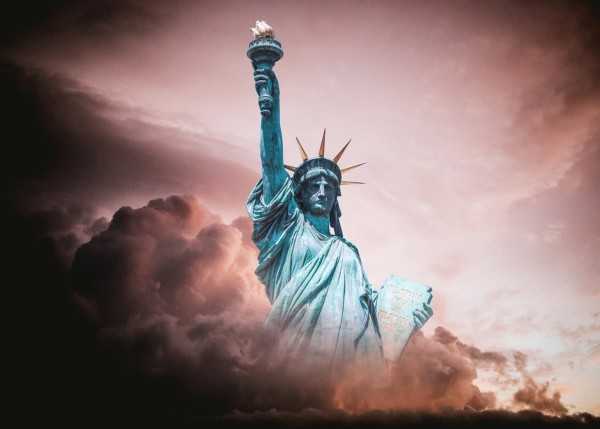 自由の女神の壁紙 輸入 カスタム壁紙 PHOTOWALL / Statue of Liberty in Clouds (e310698)  貼ってはがせるフリース壁紙(不織布) 【海外取り寄せのため1カ月程度でお届け】 【代引き・後払い不可】 | 壁紙屋本舗・カベガミヤホンポ