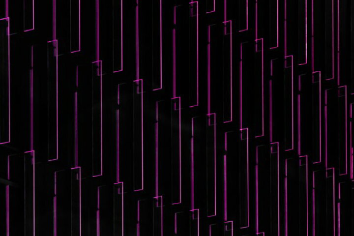 楽天市場 ネオン 紫 パープルの壁紙 輸入 カスタム壁紙 Photowall Purple Neon Lights 貼ってはがせるフリース壁紙 不織布 海外取り寄せのため1カ月程度でお届け 代引き 後払い不可 壁紙屋本舗 カベガミヤホンポ