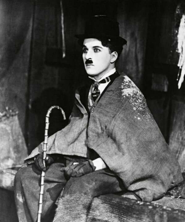 楽天市場 黄金狂時代 チャップリン 映画の壁紙 輸入 カスタム壁紙 Photowall Charlie Chaplin In The Gold Rush 貼ってはがせるフリース壁紙 不織布 海外取り寄せのため1カ月程度でお届け 代引き 後払い不可 壁紙屋本舗 カベガミヤホンポ