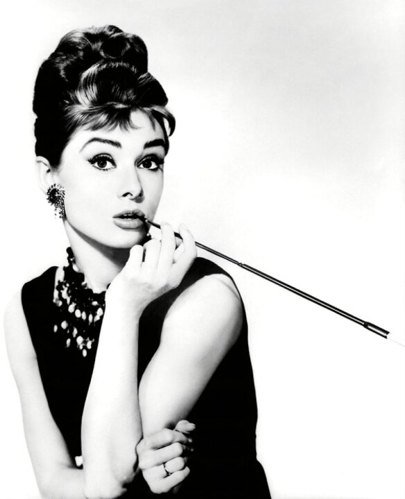 楽天市場 ティファニーで朝食を オードリーヘプバーン 映画の壁紙 輸入 カスタム壁紙 Photowall Audrey Hepburn In Breakfast At Tiffanys 貼ってはがせるフリース壁紙 不織布 海外取り寄せのため1カ月程度でお届け 代引き 後払い不可 壁紙屋