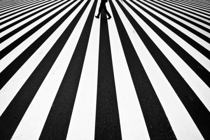 楽天市場 横断歩道 モノクロ アートの壁紙 輸入 カスタム壁紙 Photowall Stripe 貼ってはがせるフリース壁紙 不織布 海外取り寄せのため1カ月程度でお届け 代引き 後払い不可 壁紙屋本舗 カベガミヤホンポ