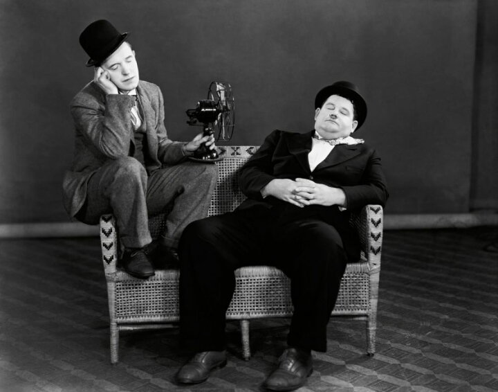 楽天市場 ローレル ハーディ コメディアンの壁紙 輸入 カスタム壁紙 Photowall Oliver Hardy And Stan Laurel 貼ってはがせるフリース壁紙 不織布 海外取り寄せのため1カ月程度でお届け 代引き 後払い不可 壁紙屋本舗 カベガミヤホンポ