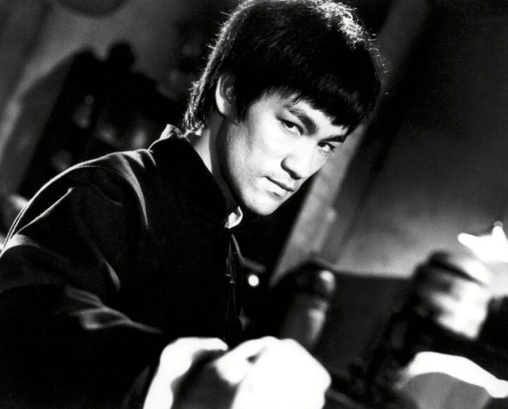 楽天市場 ブルース リー 構え 格闘技 映画の壁紙 輸入 カスタム壁紙 Photowall Fighting Stance Bruce Lee 貼ってはがせるフリース壁紙 不織布 海外取り寄せのため1カ月程度でお届け 代引き 後払い不可 壁紙 屋本舗 カベガミヤホンポ