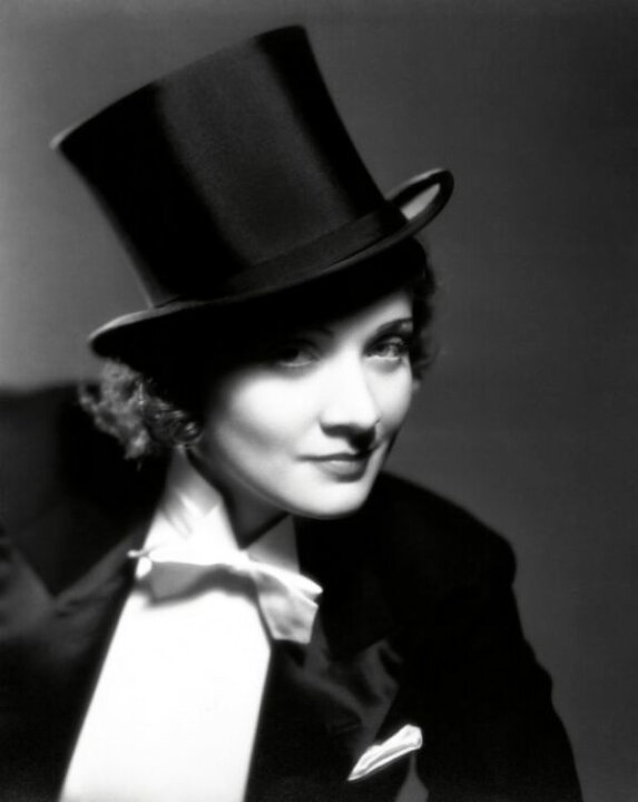 楽天市場 マレーネ ディートリヒ 女優 モノクロ モノトーンの壁紙 輸入 カスタム壁紙 Photowall Marlene Dietrich Iii 貼ってはがせるフリース壁紙 不織布 海外取り寄せのため1カ月程度でお届け 代引き 後払い不可 壁紙 屋本舗 カベガミヤホンポ