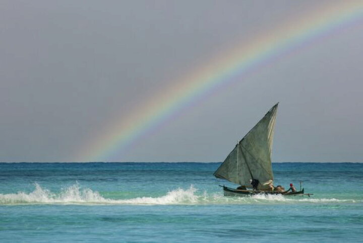 楽天市場 船 ボート ヨット 虹 海の壁紙 輸入 カスタム壁紙 Photowall Dhow With Rainbow 貼ってはがせるフリース壁紙 不織布 海外取寄せ商品 代引き 後払い不可 壁紙屋本舗 カベガミヤホンポ