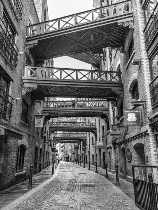 楽天市場 石畳 ロンドン 建物 モノクロ モノトーンの壁紙 輸入 カスタム壁紙 Photowall Cobbled Street In London 貼ってはがせるフリース壁紙 不織布 海外取寄せ商品 代引き 後払い不可 壁紙屋本舗 カベガミヤホンポ