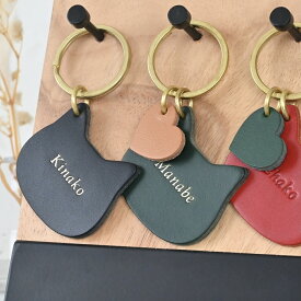 名入れ キーホルダー 猫 革 イニシャル ペア プレゼント ペット お揃い 子供　誕生日 お祝い ネームタグ プチギフト 猫好き ハンドメイド イタリアンレザー 名前 記念 送料無料 こども キッズ ベビー ネコグッズ ねこ クリスマス