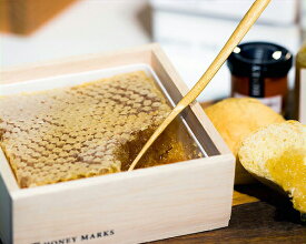 HONEY MARKS（ハニーマークス）コムハニー ギフトボックススパチュラ付き　（340g）バレンタイン ホワイトデー はちみつ ハチミツ 蜂蜜 巣蜜 ハチの巣 蜂の巣 巣はちみつ ホットケーキ デザート スイーツ ビタミン ミネラル お料理 クッキング パン ブレッド