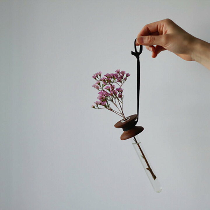 楽天市場 一輪挿し サスペンデッドフラワー ウォールナット En Product フラワーベース 花器 花瓶 シンプル ガラス インテリア 雑貨 園芸 花 植物 飾り グリーン 北欧 おしゃれ かわいい ディスプレイ ミニマリスト ナチュラル プレゼント ギフト 誕生日 プチギフト 母